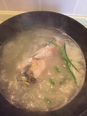 鲫鱼螃蟹文蛤河虾汤的做法 步骤3