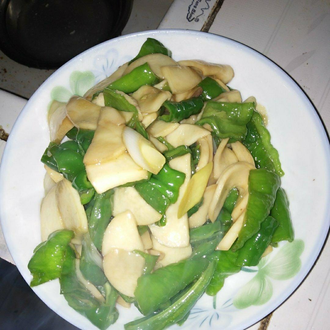 青椒炒鸡腿菇