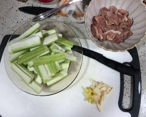 清淡的丝瓜炒肉片的做法 步骤2