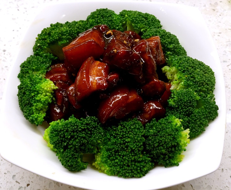 吃着碗里望着锅里的红烧肉