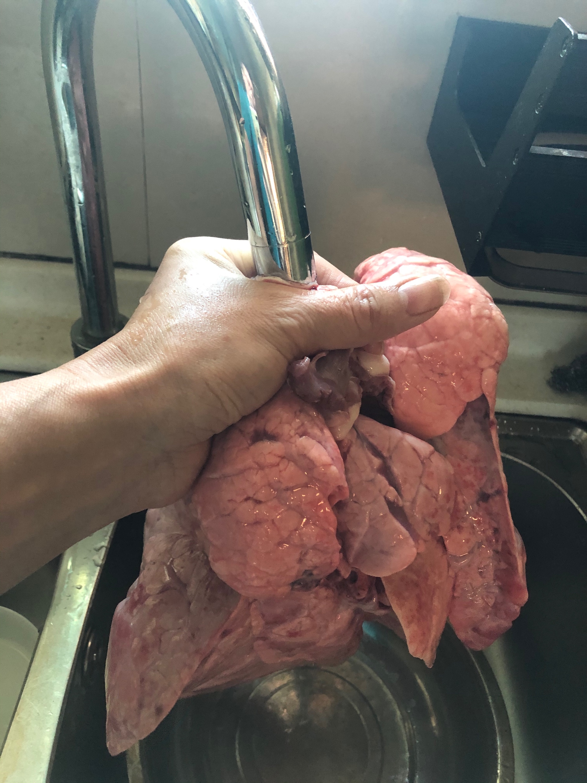 猪肺炖橄榄汤的做法 步骤2