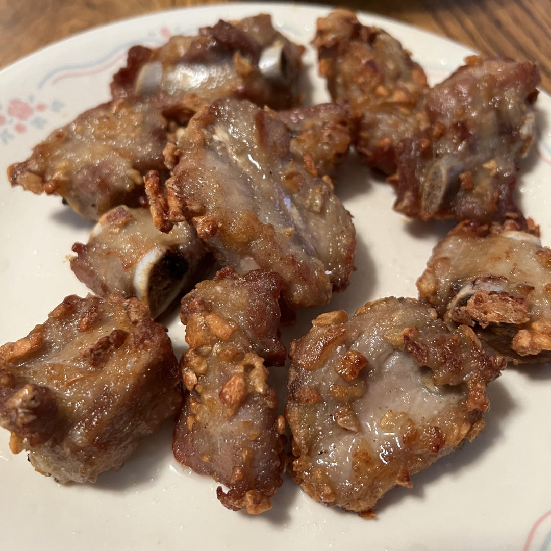 我家排骨从不红烧，加一些大蒜，出锅香喷喷，孩子吃完舔手指