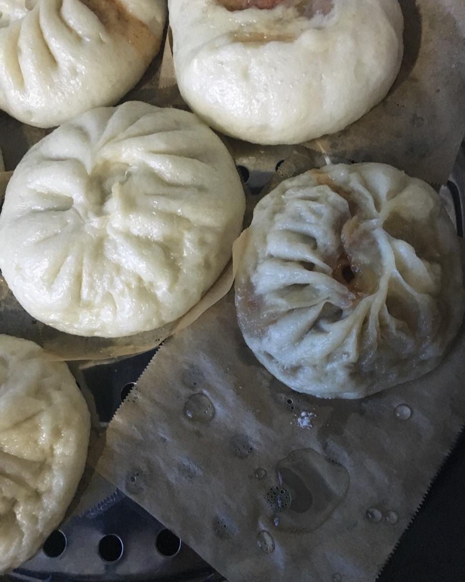 云朵般松软爆浆蜜汁叉烧包