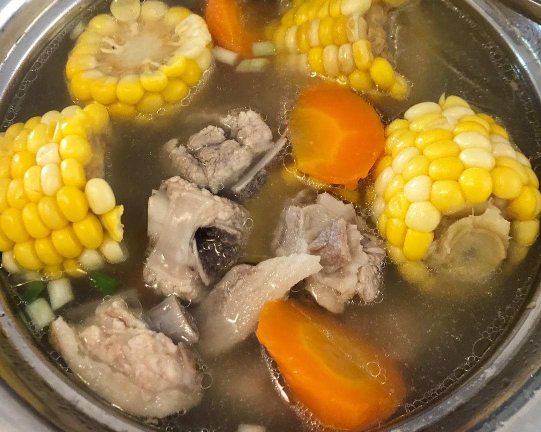 忘记前世烦恼💫胡萝卜玉米排骨汤