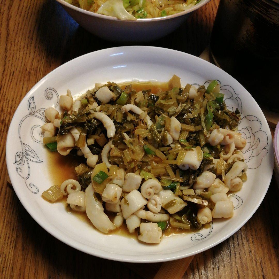 酸菜炒鱿鱼，一次全新的味道碰撞，酸、脆、爽口