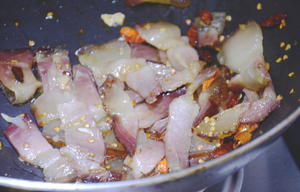 围山公社浏阳菜：萝卜干炒腊肉的做法 步骤4