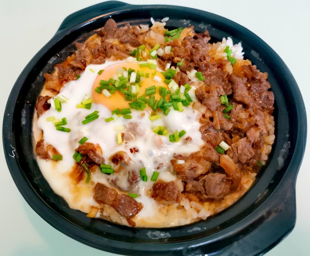 广式牛肉窝蛋煲仔饭