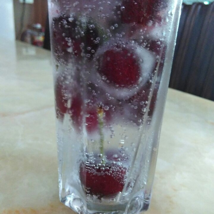 夏季清凉饮品--樱桃雪碧