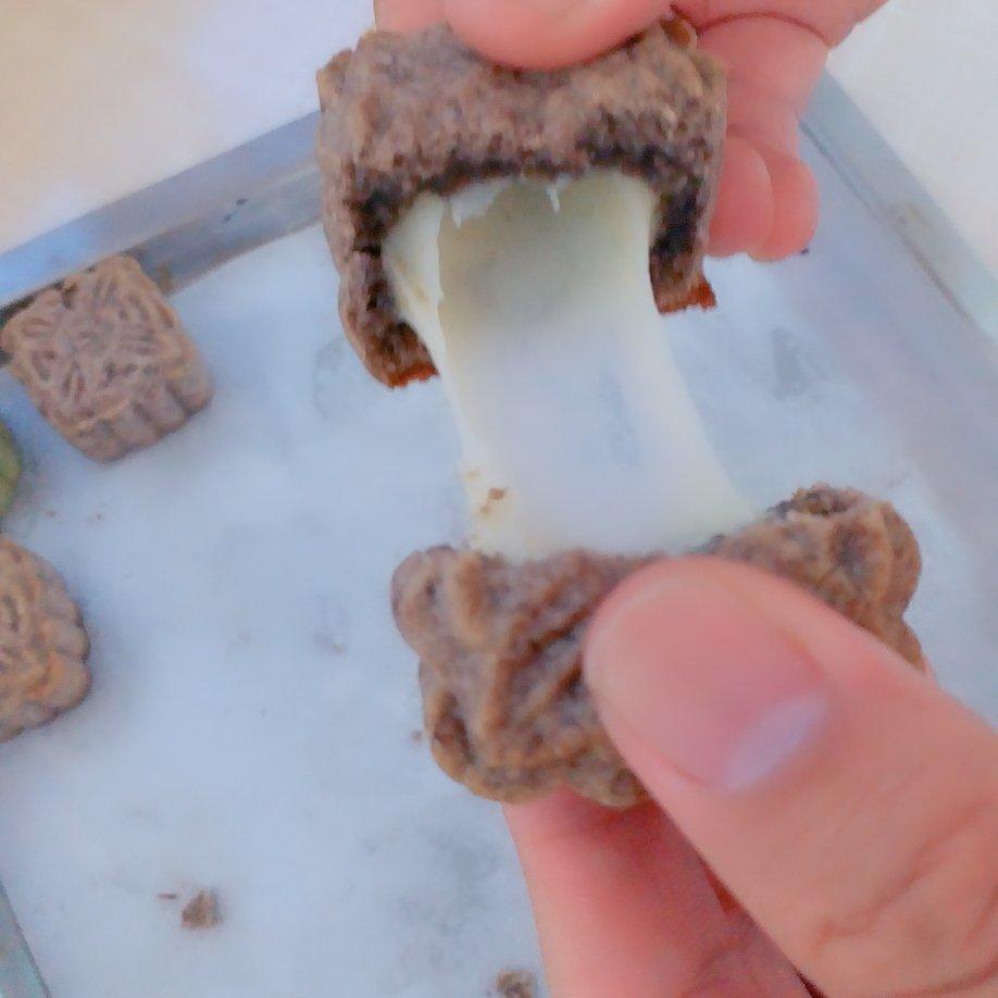 奶黄拉丝月饼—麻薯奶黄馅配上像曲奇般的饼皮，炒鸡好吃