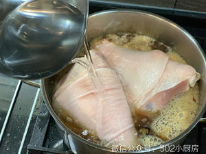 【0087】德式脆皮烤猪肘 <302小厨房>的做法 步骤9