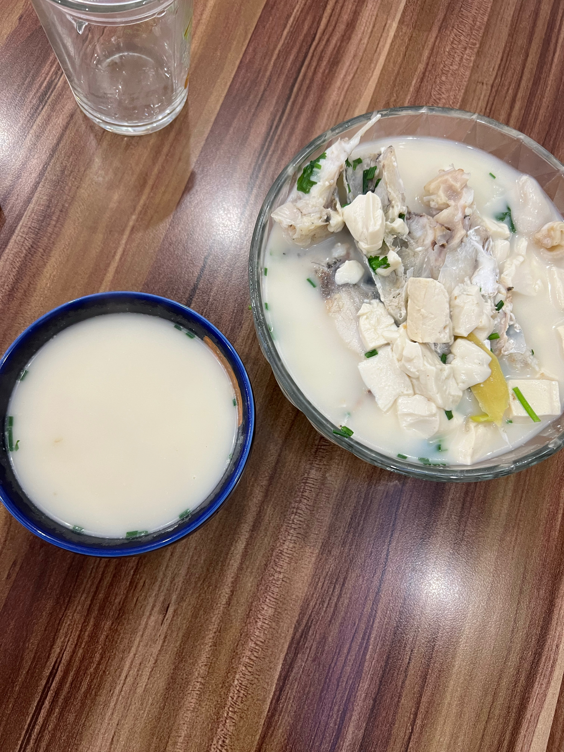 鱼头汤（鱼头豆腐时蔬汤、味鲜汤白有窍门)