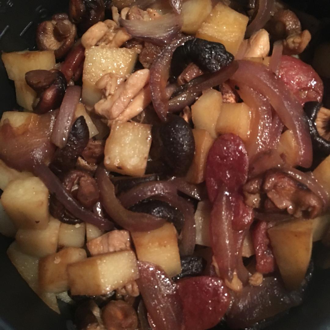 香菇腊肠土豆焖饭