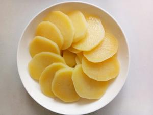 【快手开胃菜】凉拌土豆片的做法 步骤1