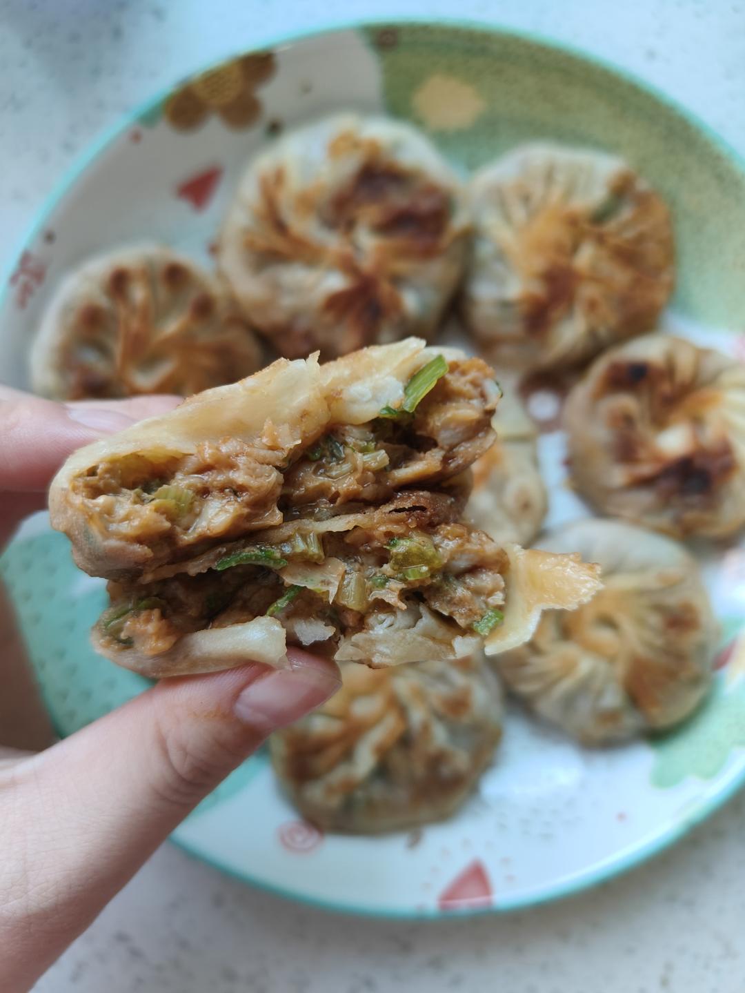 好吃不胖！一口酥脆还爆汁的鸡胸肉小馅饼