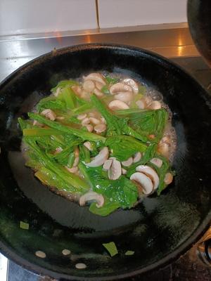 菜籽油炒蘑菇油麦菜就是香的做法 步骤2