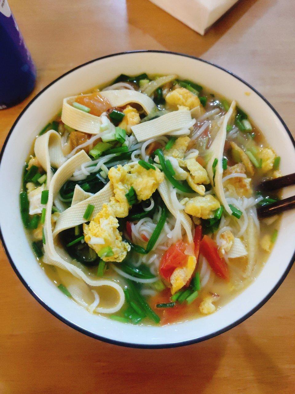 菠菜鸡蛋面