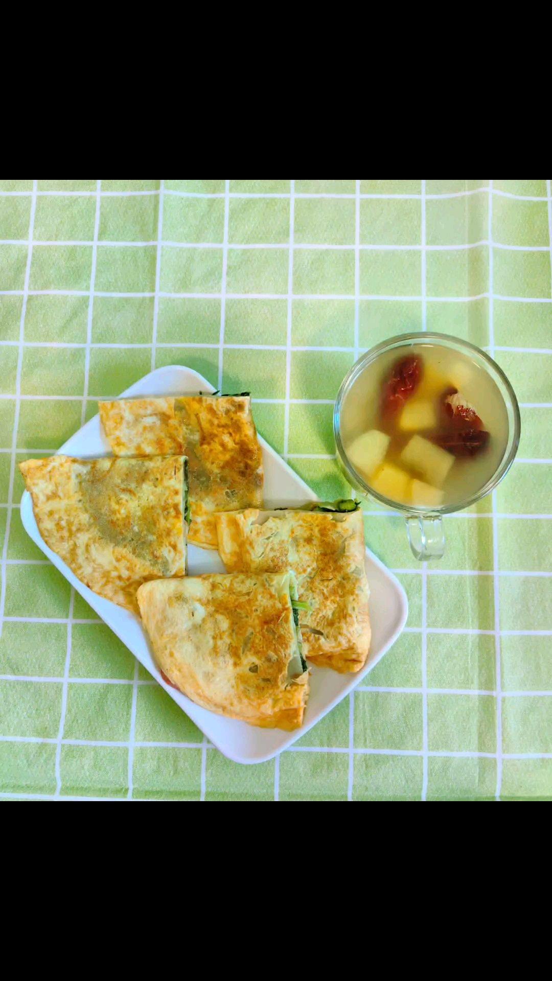 今日消耗冰箱的剩余食材做早餐：蔬菜火腿鸡蛋盒子，苹果桂圆红枣汤