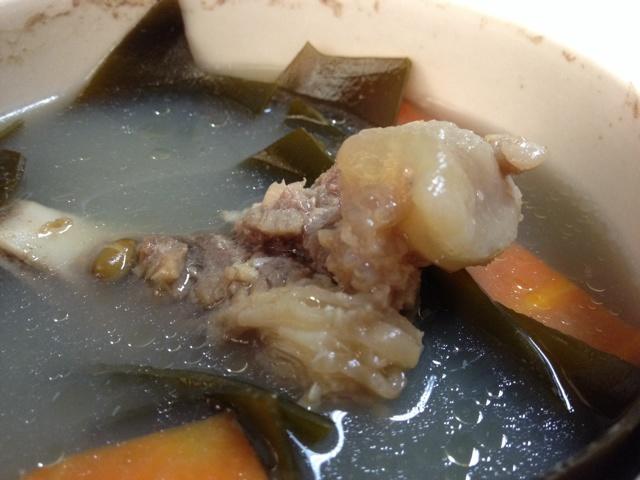 海带薏米绿豆龙骨汤