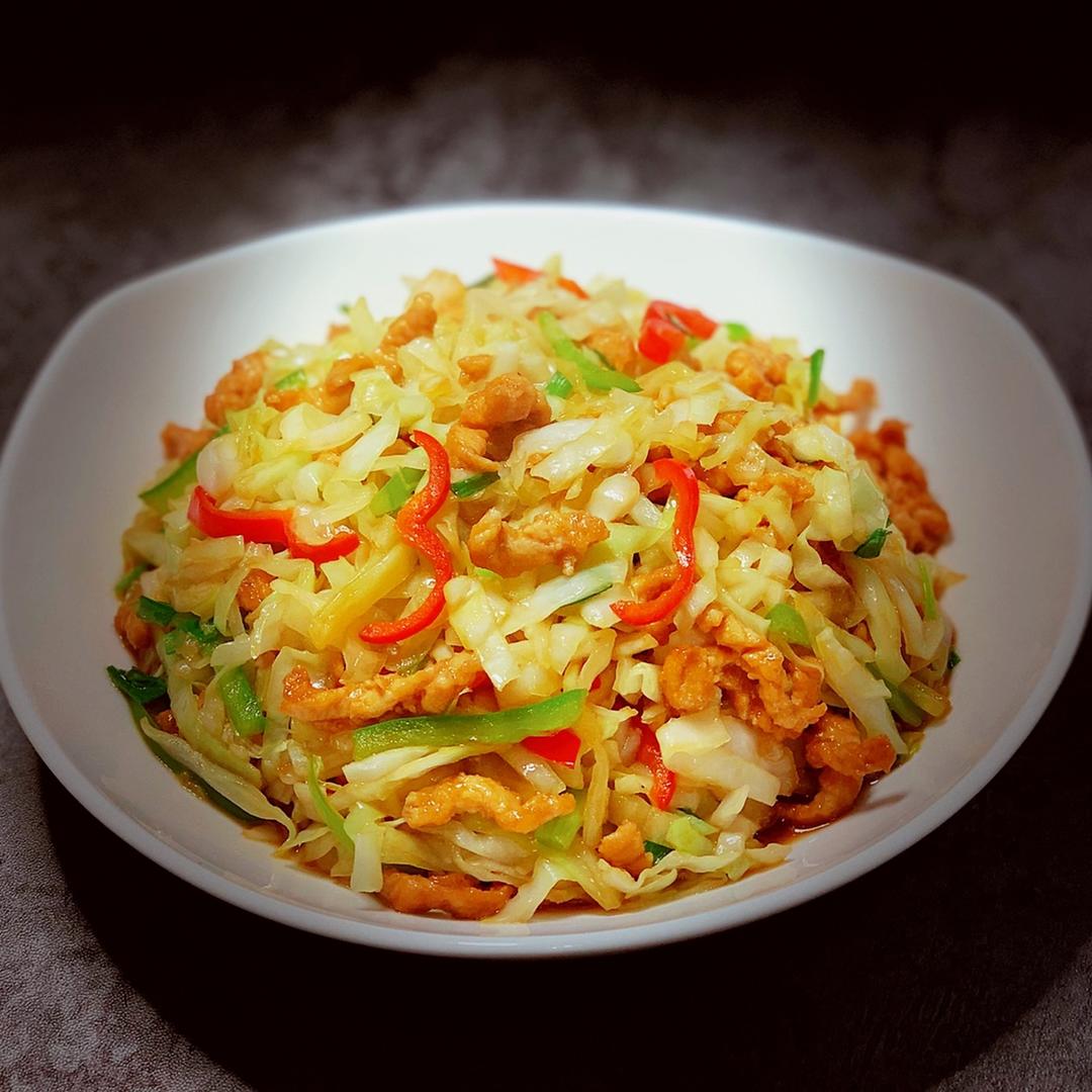 鹏妈在奔跑做的卷心菜炒肉丝