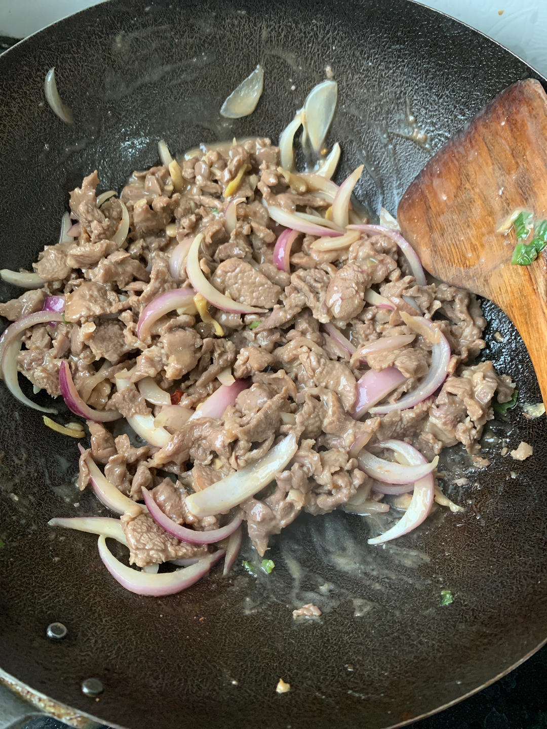 洋葱炒羊腿肉-用这个方法炒羊肉，无膻味还不柴，做出来的羊肉又鲜又嫩