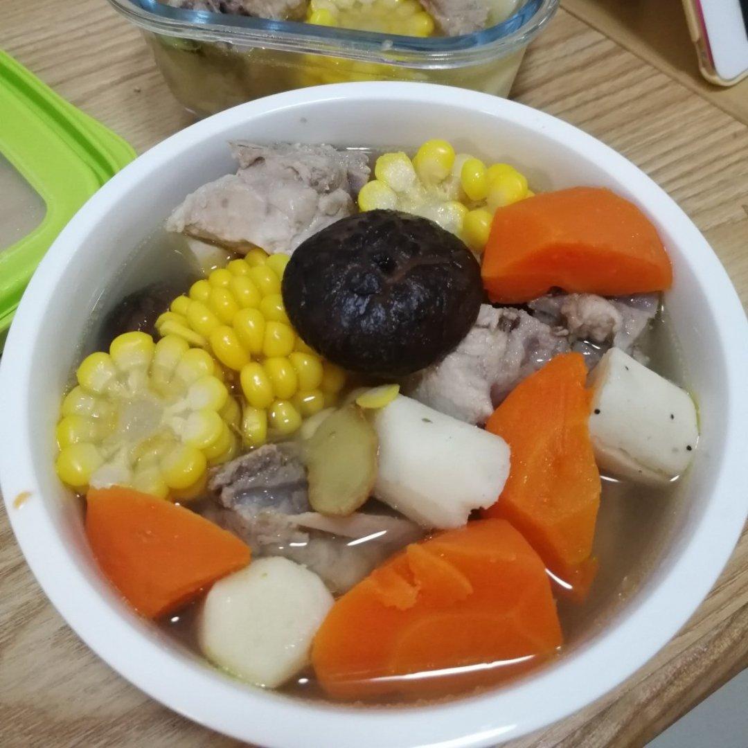 排骨玉米胡萝卜山药汤