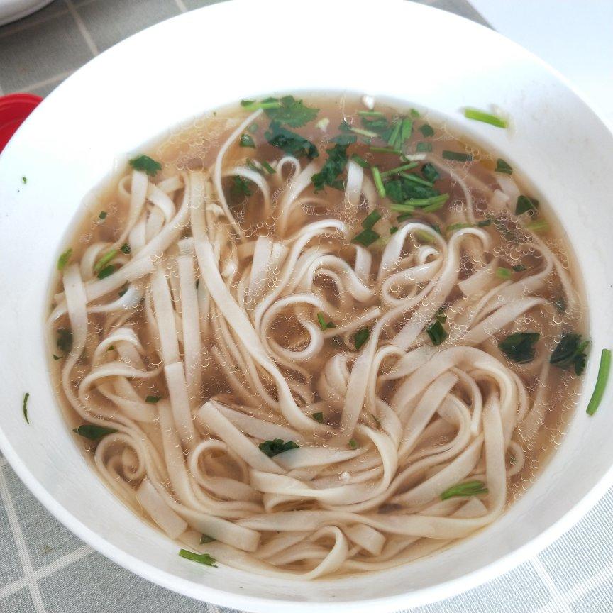 一碗清汤面 🍜 —— 秋日里的治愈系