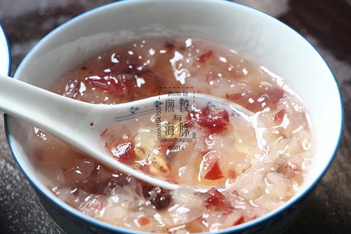 桃胶银耳蔓越莓糖水的做法