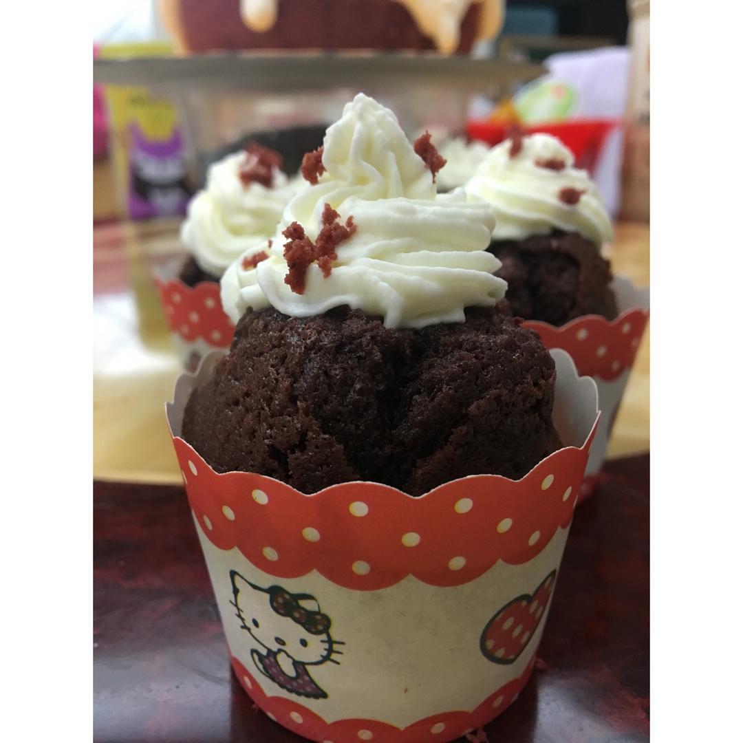 红丝绒纸杯蛋糕