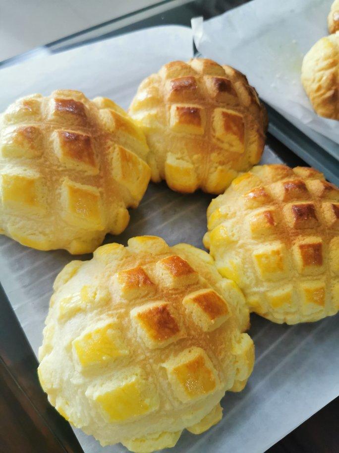 好吃到炸裂的港式菠萝包（附带制作酥皮的小视频）