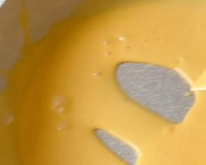 咸蛋黄流心绿豆糕的做法 步骤3