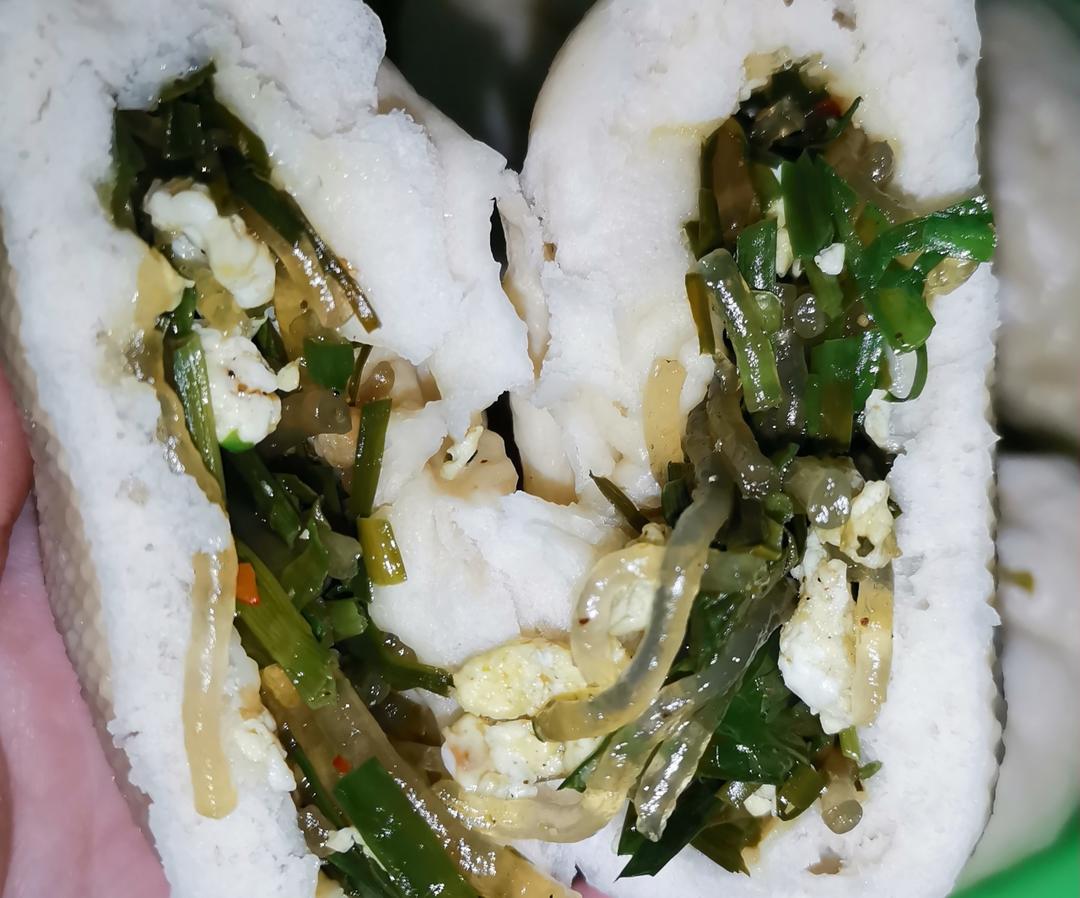 韭菜鸡蛋包子的做法