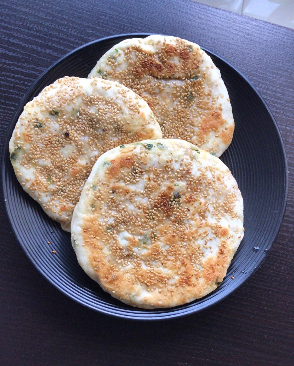 饲养员金小姐做的油酥葱香烧饼