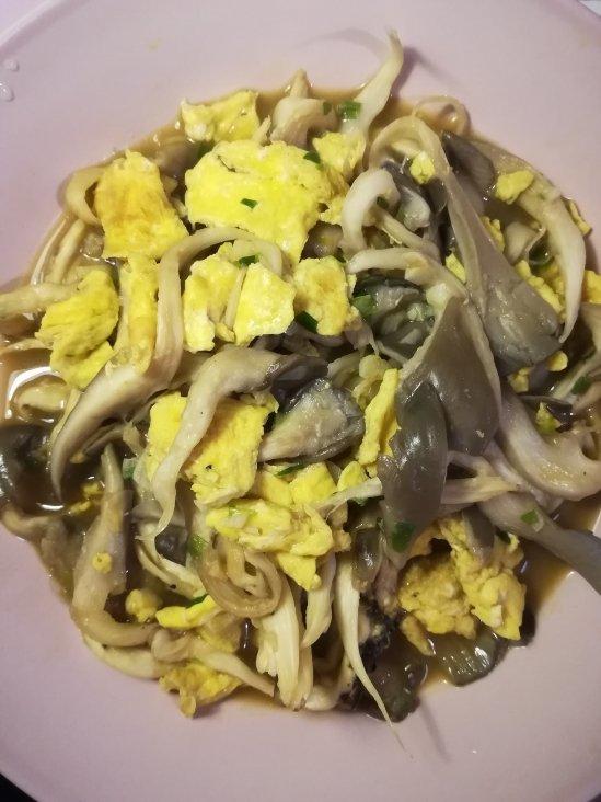 平菇青椒炒鸡蛋 好吃又营养的超快手家常菜