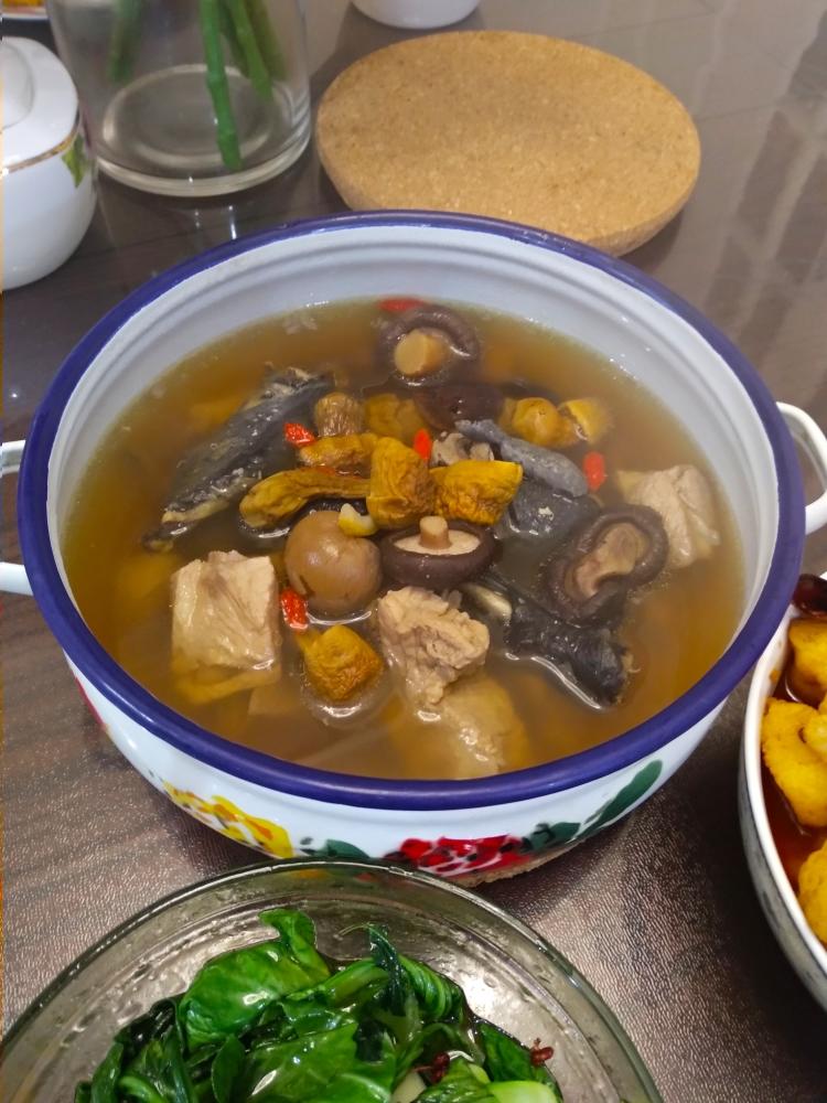 快手松茸排骨乌鸡汤餐