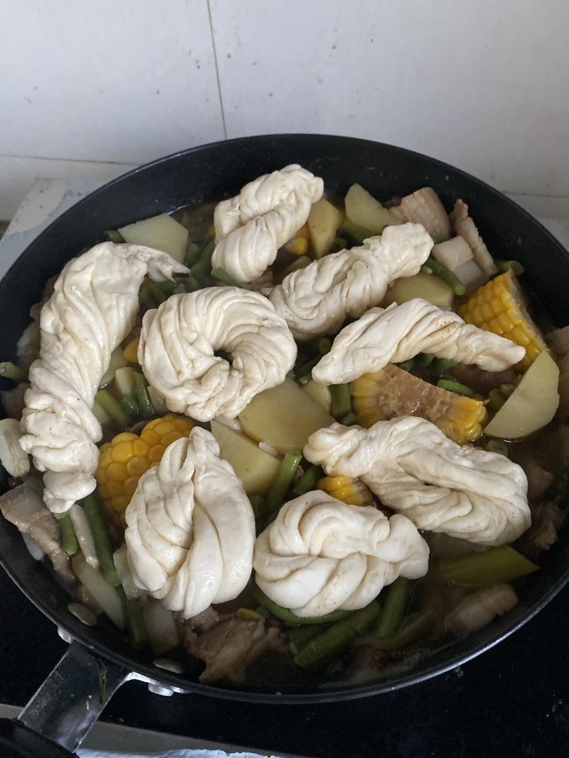 一锅出-豆角土豆玉米五花肉卷子