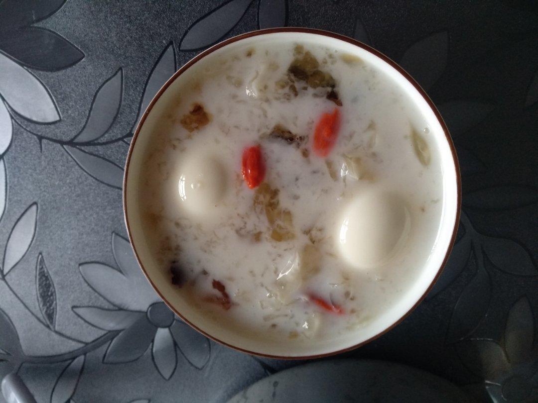 雪莲雪燕银耳桃胶皂角米糖水