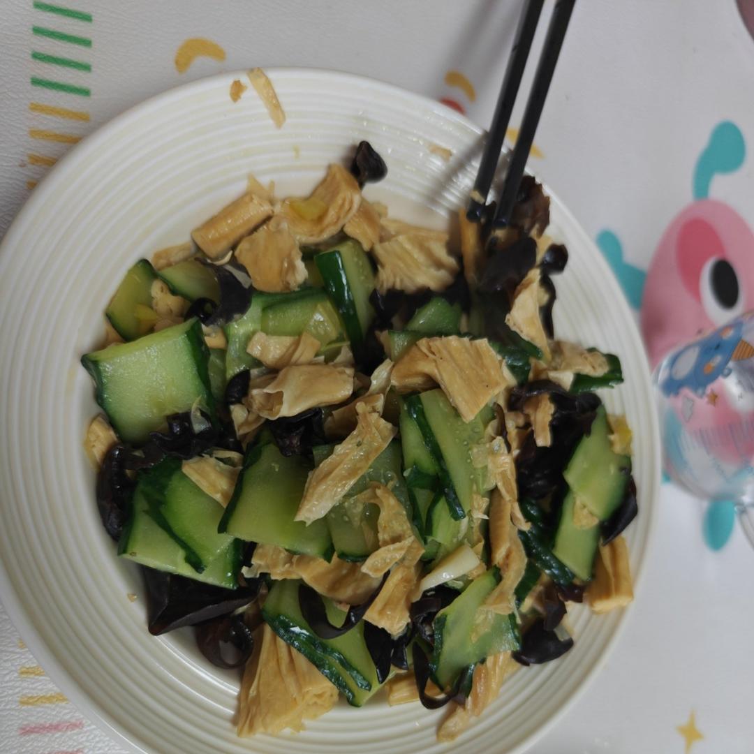 腐竹木耳黄瓜炒