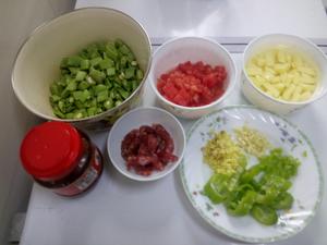番茄土豆豆角腊肉焖饭（适用各种焖饭）的做法 步骤1