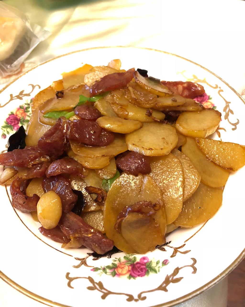 nina呦做的土豆片炒香肠