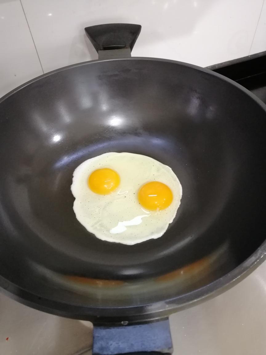 无油煎鸡蛋的做法 步骤2