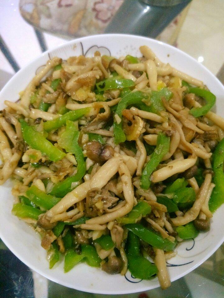 飞舞的太阳做的清炒青椒蘑菇