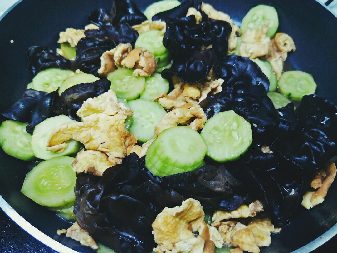 黄瓜木耳炒鸡蛋