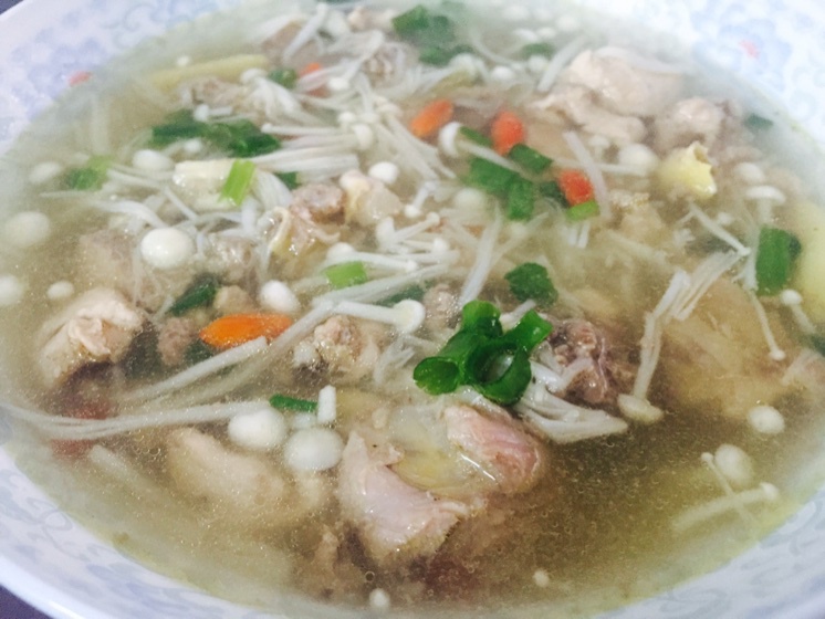 菌菇炖鸡汤