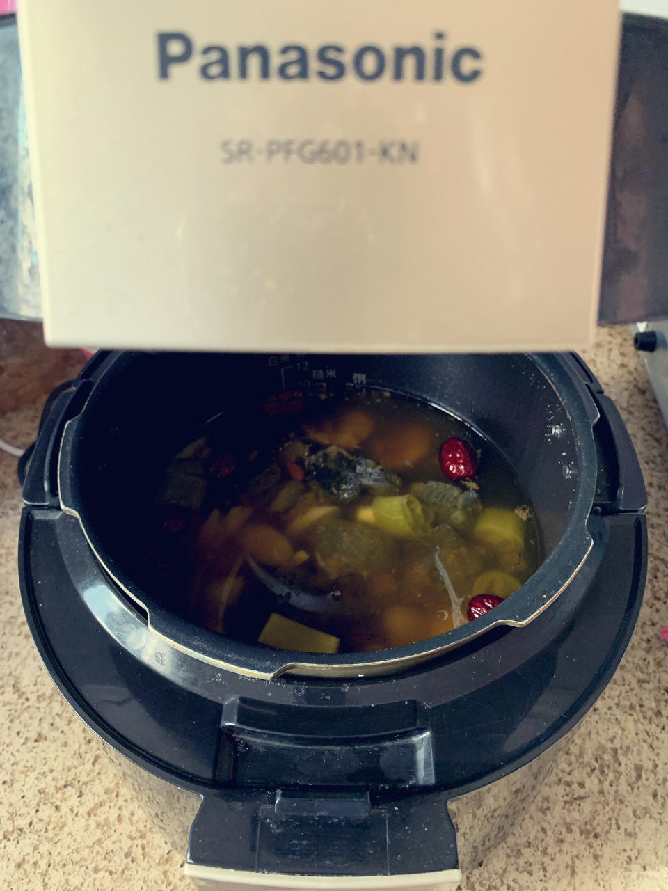 乌鸡汤(红枣、枸杞、没用一滴油、汤鲜肉烂)