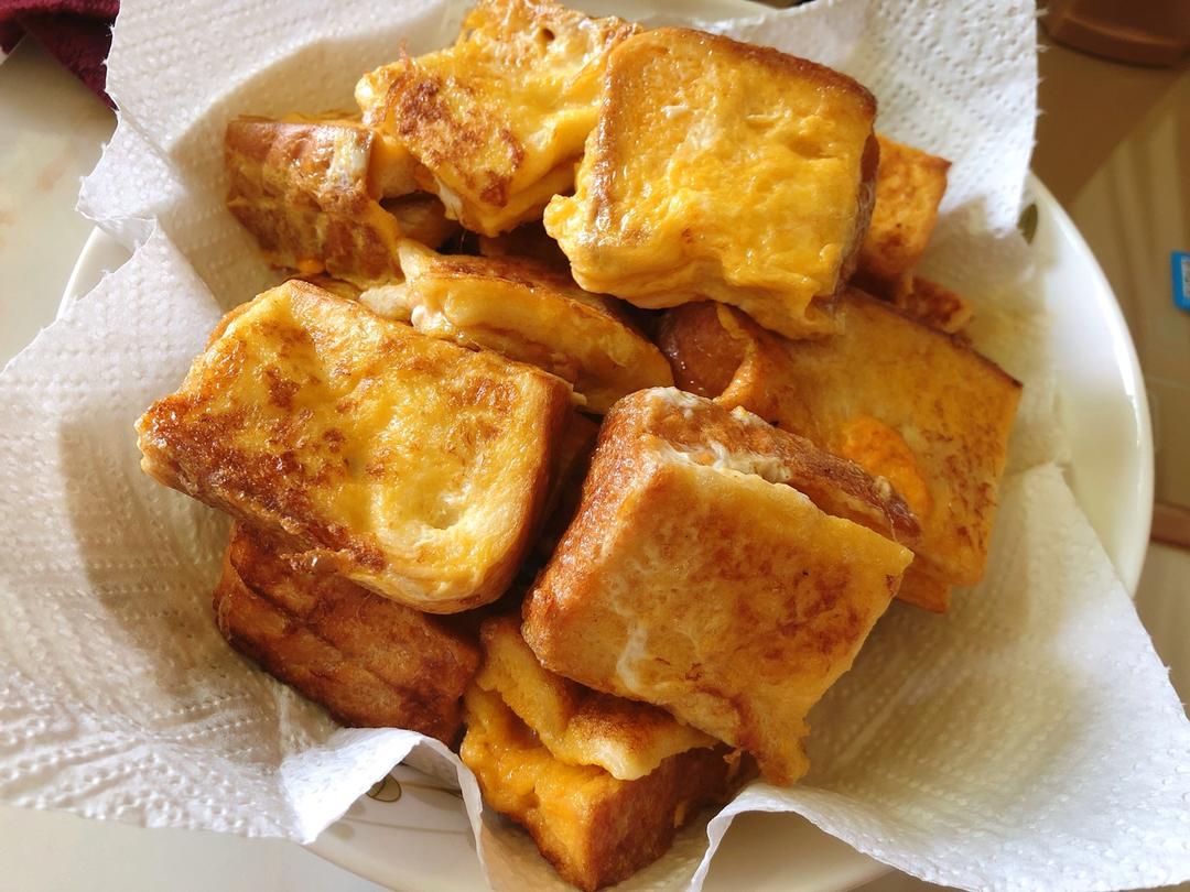 鲜嫩的鸡蛋吐司小方早餐