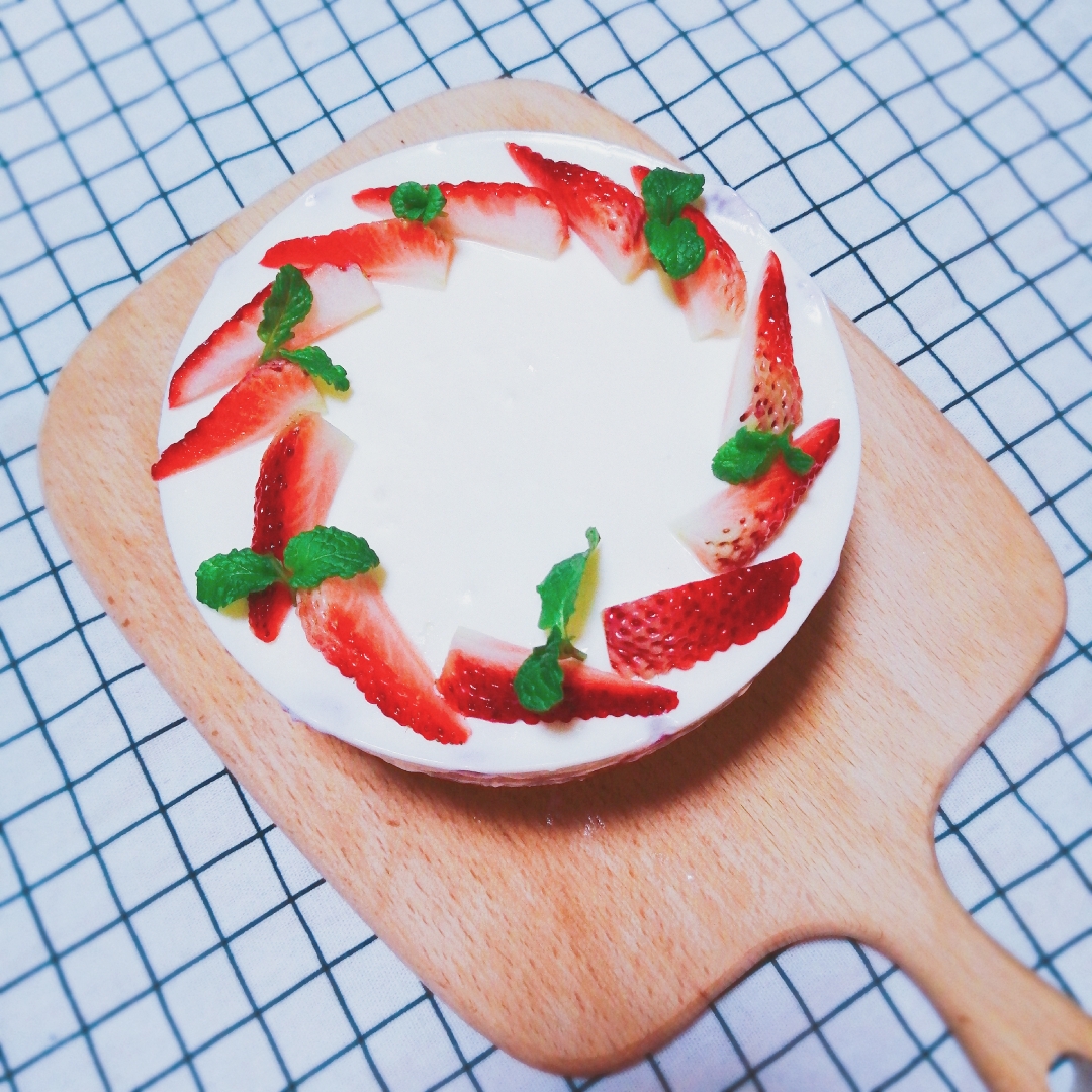 六寸草莓酸奶慕斯的做法