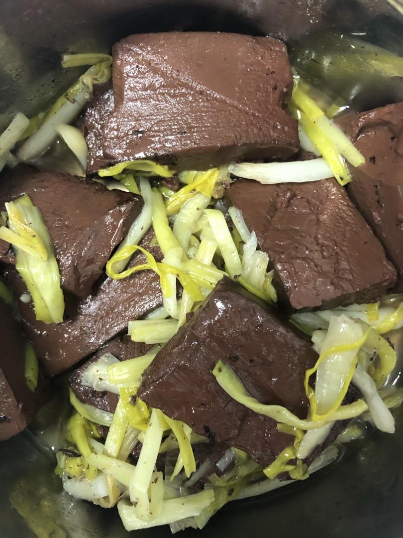 霍霍妈做的香辣蒜苗炒猪血