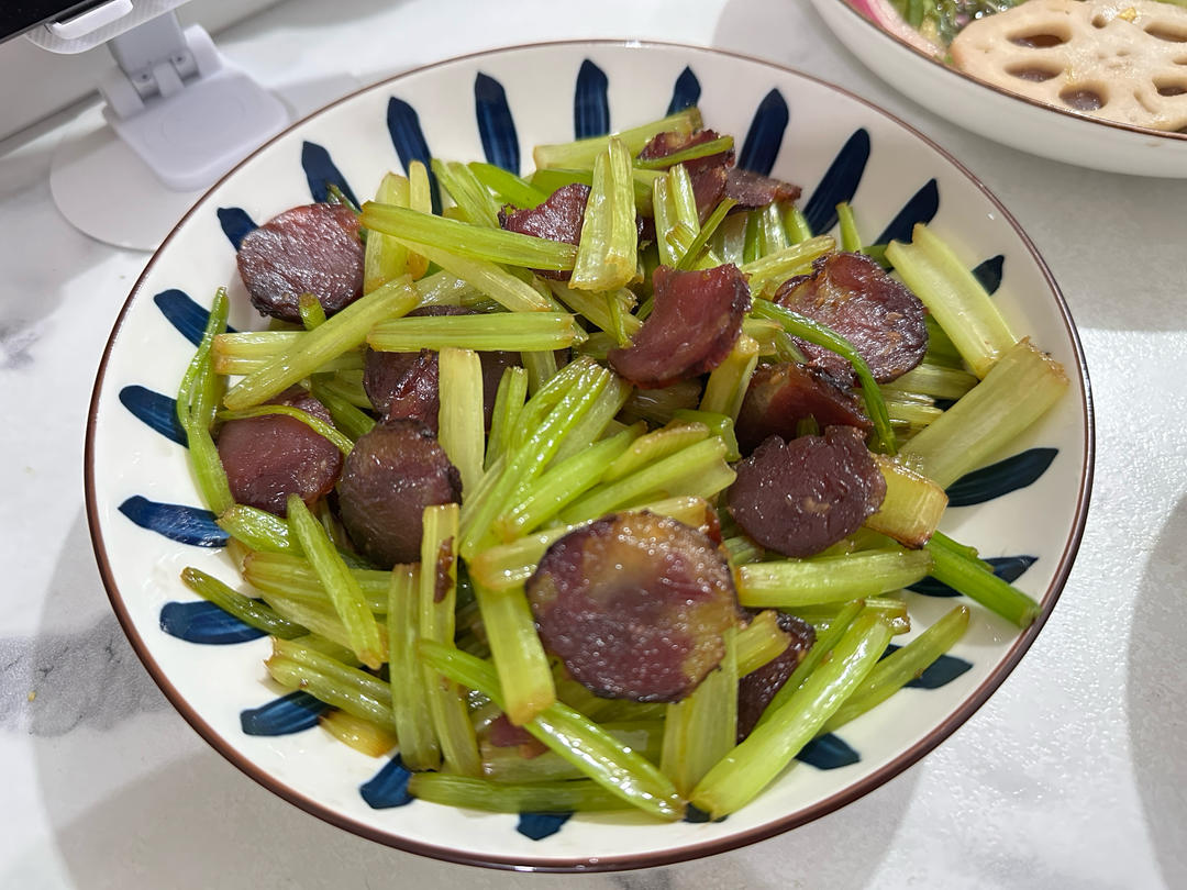 腊肠炒芹菜