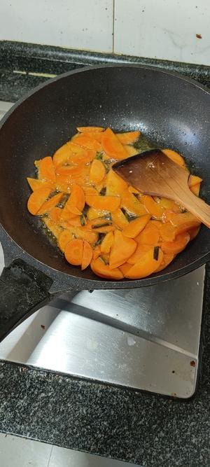 家常菜之黄瓜胡萝卜火腿炒鸡蛋的做法 步骤2