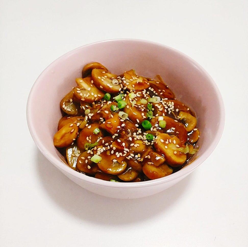 不放味精、盐，有点蒜香味的蚝油口蘑